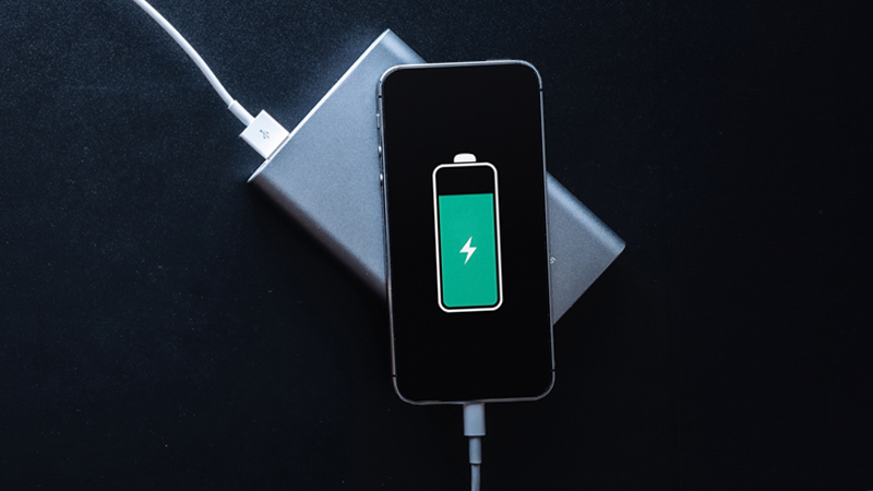 cellulare in carica su power bank